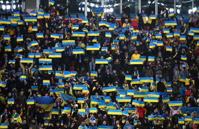 Fussball, Herren, Qualifikation zur Europameisterschaft 2024, BayArena Leverkusen, Ukraine - Italien 0:0; Ukrainische Fans mit ihren Nationalfarben. Fan, Fans, Fankultur, Begeisterung. UEFA REGULATIONS PROHIBIT ANY USE OF PHOTOGRAPHS AS IMAGE SEQUENCES AND OR QUASI-VIDEO