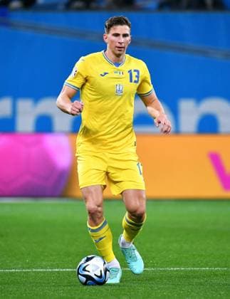 Fussball, Herren, Qualifikation zur Europameisterschaft 2024, BayArena Leverkusen, Ukraine - Italien 0:0; Illia Zabarnyi (UKR). Aktion, Einzelbild. UEFA REGULATIONS PROHIBIT ANY USE OF PHOTOGRAPHS AS IMAGE SEQUENCES AND OR QUASI-VIDEO