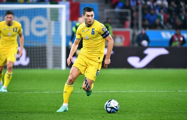 Fussball, Herren, Qualifikation zur Europameisterschaft 2024, BayArena Leverkusen, Ukraine - Italien 0:0; Taras Stepanenko (UKR). Aktion, Einzelbild. UEFA REGULATIONS PROHIBIT ANY USE OF PHOTOGRAPHS AS IMAGE SEQUENCES AND OR QUASI-VIDEO