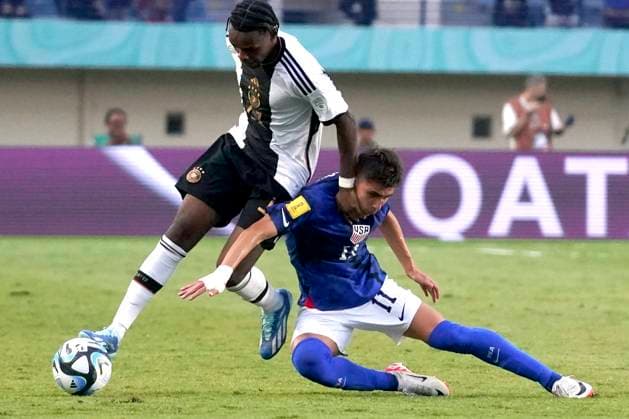Sport Themen der Woche KW47 Sport Bilder des Tages (231121) -- BANDUNG, Nov. 21, 2023 -- Charles Herrmann (L) of Germany vies with David Vazquez of the United States during the round of 16 match of the FIFA U-17 World Cup Indonesia 2023 between Germany and the United States at Jalak Harupat Stadium in Bandung, West Java, Indonesia, Nov. 21, 2023. (Photo by Xinhua) (SP)INDONESIA-BANDUNG-FIFA-WORLD CUP U17, U 17 ROUND OF 16-GER VS USA SeptianjarxMuharam 