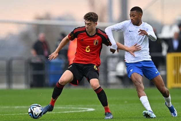 SOCCER FRIENDLY UNDER-20 BELGIUM VS FRANCE Mathias Delorge (6) of Belgium pictured fighting for the ball with Malamine EFEKELE (7) of France during a friendly soccer game between the national under 20 teams of Belgium and France on Tuesday 21 November 2023 in Tubize , Belgium . PHOTO SPORTPIX David Catry Tubize RBFA Academy stadium Belgium  Copyright: xSportpix.bex xDavidxCatryxDavidxCatryx