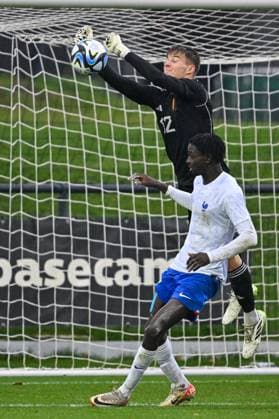 SOCCER FRIENDLY UNDER-20 BELGIUM VS FRANCE goalkeeper Jelle Van Neck (12) of Belgium pictured fighting for the ball with Joseph NDUQUIDI (11) of France during a friendly soccer game between the national under 20 teams of Belgium and France on Tuesday 21 November 2023 in Tubize , Belgium . PHOTO SPORTPIX David Catry Tubize RBFA Academy stadium Belgium  Copyright: xSportpix.bex xDavidxCatryxDavidxCatryx