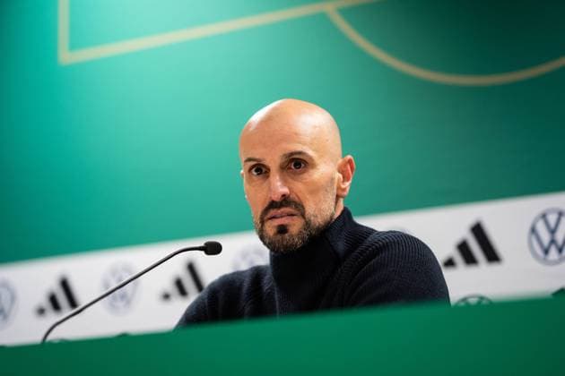 EM-Qualifikationsspiel, Deutschland U21, U 21 vs Polen U21 21.11.2023, Stadion an der Hafenstraße, Essen, EM-Qualifikationsspiel, Deutschland U21 vs Polen U21 Im Bild: Antonio Di Salvo (Chef-Trainer Head Coach, Deutschland U21) in der Pressekonferenz nach dem Spiel