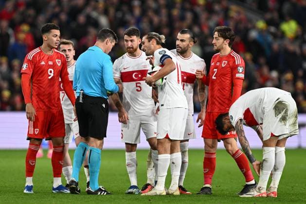 UEFA EURO, EM, Europameisterschaft,Fussball Group D Qualifiers Wales v Turkey Yusuf YazÄ±cÄ± of Turkey talks to referee Matej Jug during the UEFA Euro Group D Qualifier match Wales vs Turkey at Cardiff City Stadium, Cardiff, United Kingdom, 21st November 2023 (Photo by Craig Thomas News Images) Cardiff Cardiff City Stadium South Glamorgan United Kingdom Copyright: xCraigxThomas NewsxImagesx