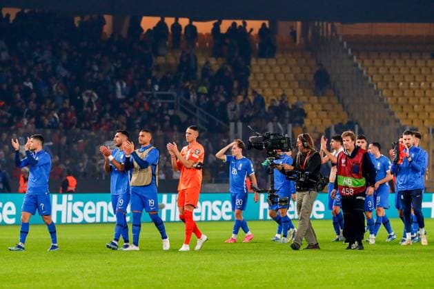 Greece v France UEFA EURO, EM, Europameisterschaft,Fussball 2024 Qualifiers Greece players thank their supporters at the end of the UEFA Euro 2024 Qualifiers match at OPAP Arena, Athens Copyright: xYannisxHalasx FIL-19245-0083 UK Newspapers OUT