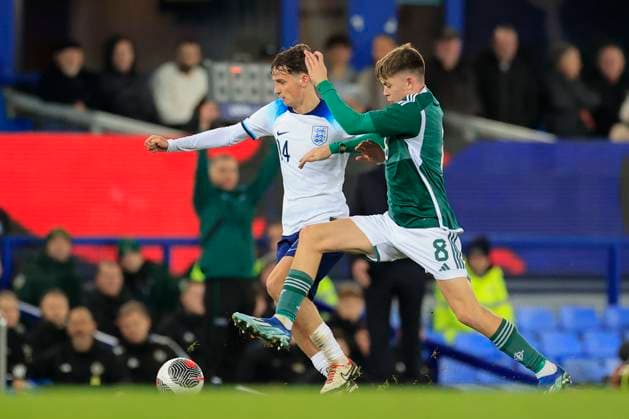 UEFA EURO, EM, Europameisterschaft,Fussball U21, U 21 Qualifiers England U21v Northern Ireland U21 Tyler Morton 14 of England U21 is challenged by Patrick Kelly 8 of Northern Ireland U21 during the UEFA Euro U21 Qualifiers match England U21 vs Northern Ireland U21 at Goodison Park, Liverpool, United Kingdom, 21st November 2023 (Photo by Conor Molloy News Images) Liverpool Goodison Park Merseyside United Kingdom Copyright: xConorxMolloy NewsxImagesx