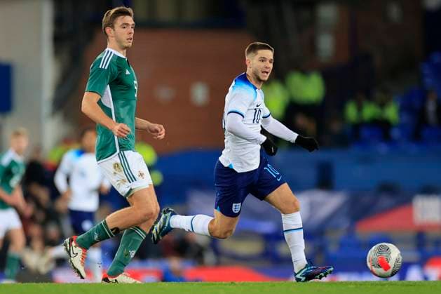UEFA EURO, EM, Europameisterschaft,Fussball U21, U 21 Qualifiers England U21v Northern Ireland U21 James McAtee 10 of England U21 runs past Ruairi McConville 5 of Northern Ireland U21 during the UEFA Euro U21 Qualifiers match England U21 vs Northern Ireland U21 at Goodison Park, Liverpool, United Kingdom, 21st November 2023 (Photo by Conor Molloy News Images) Liverpool Goodison Park Merseyside United Kingdom Copyright: xConorxMolloy NewsxImagesx