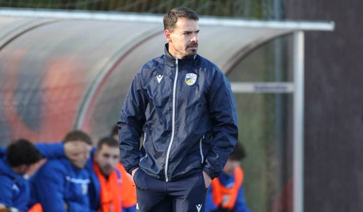 Fußball, Saison 2023 2024, A-Junioren-Bundesliga Nordost, FC St. Pauli - FC Carl Zeiss Jena. Jena-Coach Munier Raychouni. Eidelstedt Hamburg *** Soccer, Season 2023 2024, A Junior Bundesliga Nordost, FC St Pauli FC Carl Zeiss Jena Jena Coach Munier Raychouni Eidelstedt Hamburg