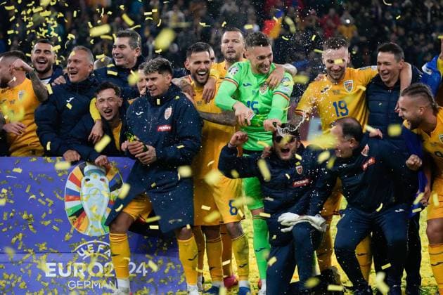 UEFA EURO, EM, Europameisterschaft,Fussball 2024 Qualifying Tournament: Romania vs. Switzerland The Romanian squad celebrates finishing in first place in their group, after the UEFA EURO 2024 Qualifying match between Romania and Switzerland on November 21 2023, in Bucharest, Romania Bucharest National Arena Bucharest Romania Copyright: xAlexandraxFechetex Euro2024Qualifiers_Rou_vs_Swi_144