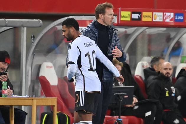 Bundestrainer Julian NAGELSMANN (GER) mit Serge GNABRY (GER) nach Auswechslung. Fussball Laenderspiel Oesterreich (AUT) - Deutschland (GER) 2-0 am 21.11.2023 ,Ernst Happel Stadion in Wien