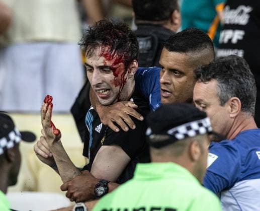 Sport Themen der Woche KW47 Sport Bilder des Tages Brazil vs Argentina Supporters of Argentina during the fight against Police at Maracana stadium, in Rio de Janeiro, Brazil, today november 21, 2023. Copyright: xx NOGU6527