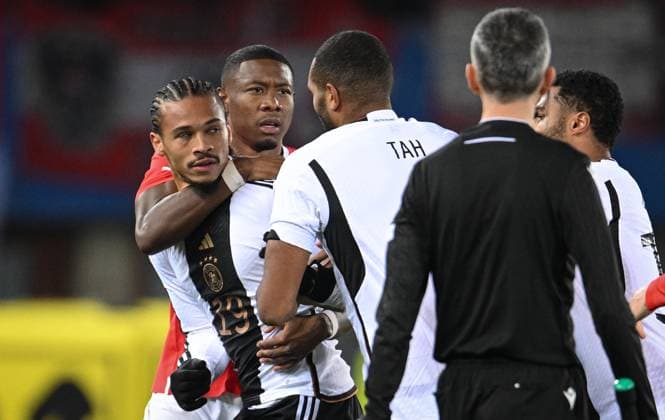 Sport Themen der Woche KW47 FUSSBALL INTERNATIONAL Testspiel in Wien Oesterreich - Deutschland 21.11.2023 Leroy Sane (li, Deutschland) veraergert nach seiner Rote Karte wegen einer Taetlichkeit David Alaba (2.v.li, Oesterreich) will ihn beruhigen und haelt ihn fest *** FOOTBALL INTERNATIONAL Test match in Vienna Austria Germany 21 11 2023 Leroy Sane left, Germany annoyed after his red card for an offense David Alaba 2 v left, Austria wants to calm him down and holds him down