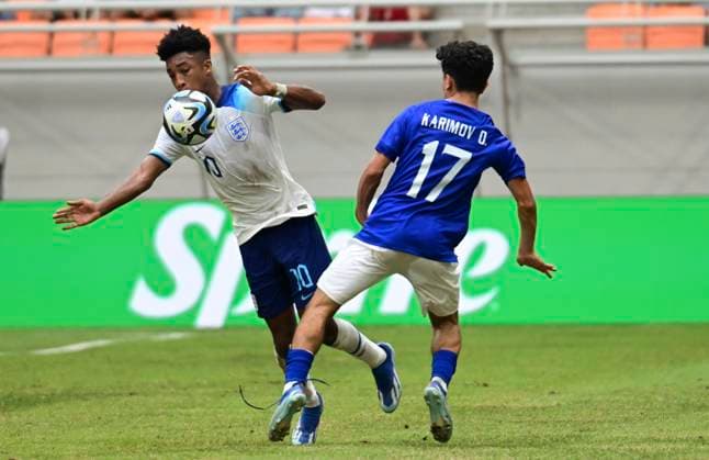 (231122) -- JAKARTA, Nov. 22, 2023 -- Sam Amo-Ameyaw (L) of England competes with Ollabergan Karimov of Uzbekistan during the round of 16 match of the FIFA U-17 World Cup Indonesia 2023 between England and Uzbekistan at The Jakarta International Stadium in Jakarta, Indonesia, Nov. 22, 2023. ) (SP)INDONESIA-JAKARTA-FOOTBALL-FIFA U17, U 17 WORLD CUP-ROUND OF 16-ENG VS UZB Zulkarnain 