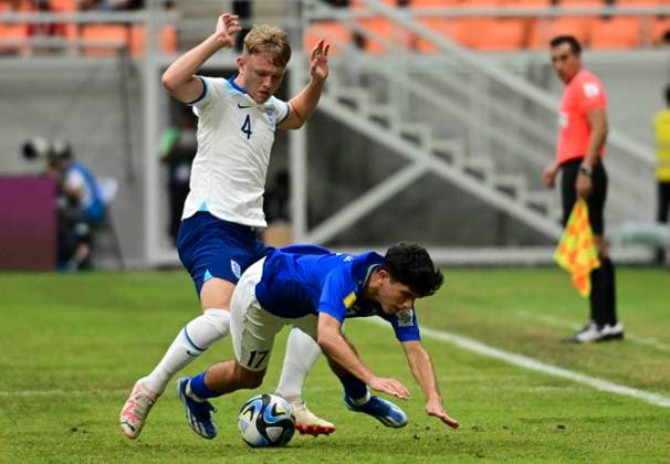 (231122) -- JAKARTA, Nov. 22, 2023 -- Finley McAllister (L) of England competes with Ollabergan Karimov of Uzbekistan during the round of 16 match of the FIFA U-17 World Cup Indonesia 2023 between England and Uzbekistan at The Jakarta International Stadium in Jakarta, Indonesia, Nov. 22, 2023. ) (SP)INDONESIA-JAKARTA-FOOTBALL-FIFA U17, U 17 WORLD CUP-ROUND OF 16-ENG VS UZB Zulkarnain 