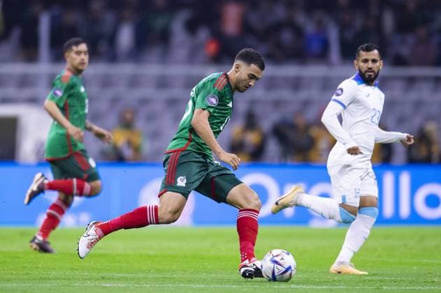 RECORD DATE NOT STATED CONCACAF NATIONS LEAGUE 2022-2023 Mexico vs Honduras CFV Luis Chavez of Mexico during the game Mexican national team, Nationalteam (Mexico) vs Honduras, corresponding to the Quarterfinals second Leg of the Concacaf Nations League 2023-2024, at Azteca, on November 21, 2023. <br><br> Luis Chavez de Mexico durante el partido Seleccion Nacional Mexicana (Mexico) vs Honduras, correspondiente a Cuartos de Final Vuelta de la Liga de Naciones de Concacaf 2023-2024, en el Estadio Azteca, el 21 de Noviembre de 2023. CIUDAD DE MEXICO CDMX MEXICO  Copyright: xJosexLuisxMelgarejox 20231121204329_CNL_CFV_MEX_HON_CHAVEZ108