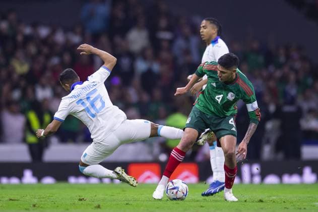 RECORD DATE NOT STATED CONCACAF NATIONS LEAGUE 2022-2023 Mexico vs Honduras CFV (L-R), Edwin Rodriguez of Honduras and Edson Alvarez of Mexico during the game Mexican national team, Nationalteam (Mexico) vs Honduras, corresponding to the Quarterfinals second Leg of the Concacaf Nations League 2023-2024, at Azteca, on November 21, 2023. <br><br> (I-D), Edwin Rodriguez de Honduras y Edson Alvarez de Mexico durante el partido Seleccion Nacional Mexicana (Mexico) vs Honduras, correspondiente a Cuartos de Final Vuelta de la Liga de Naciones de Concacaf 2023-2024, en el Estadio Azteca, el 21 de Noviembre de 2023. CIUDAD DE MEXICO CDMX MEXICO Copyright: xJosexLuisxMelgarejox 20231121204712_CNL_CFV_MEX_HON_ALVAREZ118