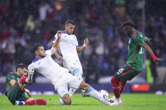 RECORD DATE NOT STATED CONCACAF NATIONS LEAGUE 2022-2023 Mexico vs Honduras CFV (L-R), Raul Santos of Honduras and Julian Quinones of Mexico during the game Mexican national team, Nationalteam (Mexico) vs Honduras, corresponding to the Quarterfinals second Leg of the Concacaf Nations League 2023-2024, at Azteca, on November 21, 2023. <br><br> (I-D), Raul Santos de Honduras y Julian Quinones de Mexico durante el partido Seleccion Nacional Mexicana (Mexico) vs Honduras, correspondiente a Cuartos de Final Vuelta de la Liga de Naciones de Concacaf 2023-2024, en el Estadio Azteca, el 21 de Noviembre de 2023. CIUDAD DE MEXICO CDMX MEXICO Copyright: xJosexLuisxMelgarejox 20231121221504_CNL_CFV_MEX_HON_QUINONES229
