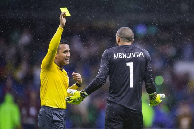 RECORD DATE NOT STATED CONCACAF NATIONS LEAGUE 2022-2023 Mexico vs Honduras CFV Referee Ivan Barton of El Salvador shows yellow card to Edrick Menjivar of Honduras during the game Mexican national team, Nationalteam (Mexico) vs Honduras, corresponding to the Quarterfinals second Leg of the Concacaf Nations League 2023-2024, at Azteca, on November 21, 2023. <br><br> Arbitro Ivan Barton de El Salvador muestra tarjeta amarilla a Edrick Menjivar de Honduras durante el partido Seleccion Nacional Mexicana (Mexico) vs Honduras, correspondiente a Cuartos de Final Vuelta de la Liga de Naciones de Concacaf 2023-2024, en el Estadio Azteca, el 21 de Noviembre de 2023. CIUDAD DE MEXICO CDMX MEXICO  Copyright: xJosexLuisxMelgarejox 20231121235003_CNL_CFV_MEX_HON_MENJIVAR353