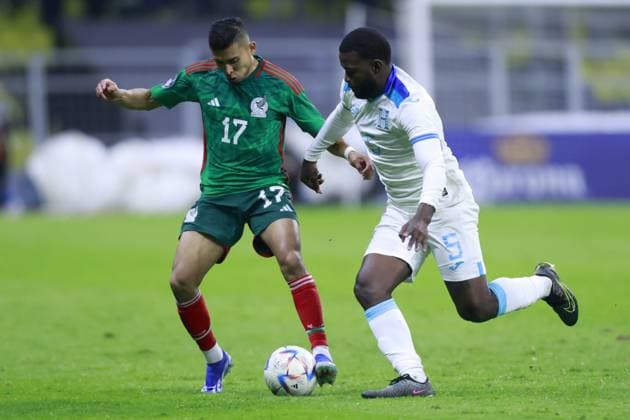 RECORD DATE NOT STATED CONCACAF NATIONS LEAGUE 2022-2023 Mexico vs Honduras CFV (L-R) Orbelin Pineda of Mexico and Elison Rivas of Honduras during the game Mexican national team, Nationalteam (Mexico) vs Honduras, corresponding to the Quarterfinals second Leg of the Concacaf Nations League 2023-2024, at Azteca, on November 21, 2023. <br><br> (I-D) Orbelin Pineda de Mexico y Elison Rivas de Honduras durante el partido Seleccion Nacional Mexicana (Mexico) vs Honduras, correspondiente a Cuartos de Final Vuelta de la Liga de Naciones de Concacaf 2023-2024, en el Estadio Azteca, el 21 de Noviembre de 2023. CIUDAD DE MEXICO CDMX MEXICO  Copyright: xUlisesxNaranjox 20231122000244_CNL_CFV_MEX_HON_PINEDA408