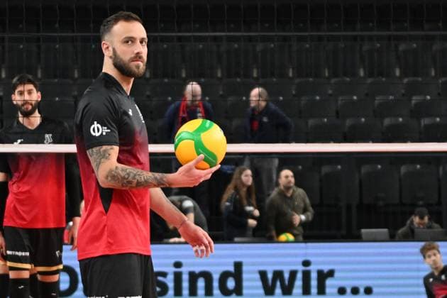 Volleyball I Herren I 2023-2024 I CEV Champions League I CLVM68 I SVG Lüneburg - Jihostroj CESKE BUDEJOVICE I 22.11.2023 Eduardo Carisio (8, Jihostroj CeskÃ Budejovice) Freisteller, warm up Lüneburg LKH Arena Niedersachsen Deutschland Copyright: xLobeca AndreasxHannigx