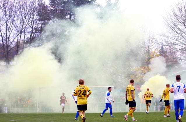Sport Themen der Woche KW47 Sport Bilder des Tages Pyrotechnik aus dem Dresdner Fanblock Fußball Landespokal Sachsen 2023 24 Achtelfinale VfB Empor Glauchau - Dynamo Dresden 0:4 am 22.11.2023 Landespokal Sachsen *** Pyrotechnics from the Dresden fan block Football Saxony State Cup 2023 24 Round of 16 VfB Empor Glauchau Dynamo Dresden 0 4 on 22 11 2023 Saxony State Cup