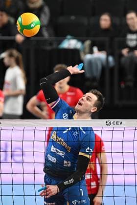 Volleyball I Herren I 2023-2024 I CEV Champions League I CLVM68 I SVG Lüneburg - Jihostroj CESKE BUDEJOVICE I 22.11.2023 Petr Michalek (7, Jihostroj CeskÃ Budejovice) beim warm up Lüneburg LKH Arena Niedersachsen Deutschland Copyright: xLobeca AndreasxHannigx
