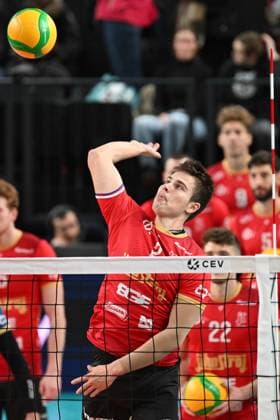 Volleyball I Herren I 2023-2024 I CEV Champions League I CLVM68 I SVG Lüneburg - Jihostroj CESKE BUDEJOVICE I 22.11.2023 Ondrej Zelenka (2, Jihostroj CeskÃ Budejovice) beim warm up Lüneburg LKH Arena Niedersachsen Deutschland Copyright: xLobeca AndreasxHannigx