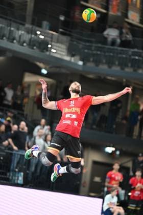 Volleyball I Herren I 2023-2024 I CEV Champions League I CLVM68 I SVG Lüneburg - Jihostroj CESKE BUDEJOVICE I 22.11.2023 Eduardo Carisio (8, Jihostroj CeskÃ Budejovice) mit Sprungangabe Lüneburg LKH Arena Niedersachsen Deutschland Copyright: xLobeca AndreasxHannigx