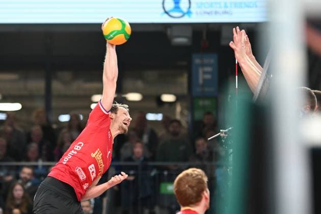 Volleyball I Herren I 2023-2024 I CEV Champions League I CLVM68 I SVG Lüneburg - Jihostroj CESKE BUDEJOVICE I 22.11.2023 Stijn van Schie (1, Jihostroj CeskÃ Budejovice) schmettert Lüneburg LKH Arena Niedersachsen Deutschland Copyright: xLobeca AndreasxHannigx