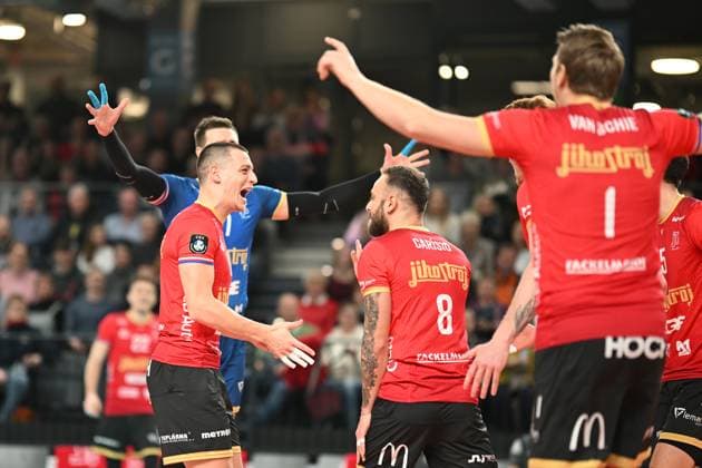 Volleyball I Herren I 2023-2024 I CEV Champions League I CLVM68 I SVG Lüneburg - Jihostroj CESKE BUDEJOVICE I 22.11.2023 Kaloyan Balabanov (10, Jihostroj CeskÃ Budejovice) Links im Bild jubelt mit dem Team Lüneburg LKH Arena Niedersachsen Deutschland Copyright: xLobeca AndreasxHannigx