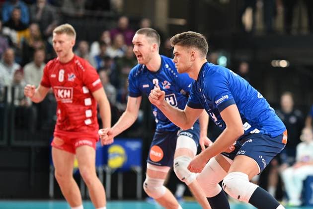 Volleyball I Herren I 2023-2024 I CEV Champions League I CLVM68 I SVG Lüneburg - Jihostroj CESKE BUDEJOVICE I 22.11.2023 Erik Johannes Röhrs (5, SVG Lüneburg) Vordergrund bejubelt einen wichtigen Punkt Lüneburg LKH Arena Niedersachsen Deutschland Copyright: xLobeca AndreasxHannigx