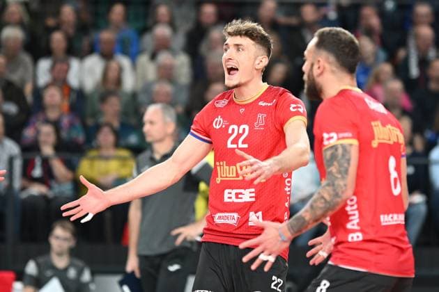 Volleyball I Herren I 2023-2024 I CEV Champions League I CLVM68 I SVG Lüneburg - Jihostroj CESKE BUDEJOVICE I 22.11.2023 Oliver Sedlacek (22, Jihostroj CeskÃ Budejovice) jubelt mit Eduardo Carisio (8, Jihostroj CeskÃ Budejovice) Lüneburg LKH Arena Niedersachsen Deutschland Copyright: xLobeca AndreasxHannigx