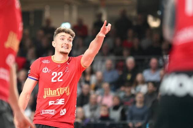 Volleyball I Herren I 2023-2024 I CEV Champions League I CLVM68 I SVG Lüneburg - Jihostroj CESKE BUDEJOVICE I 22.11.2023 Oliver Sedlacek (22, Jihostroj CeskÃ Budejovice) beschwert sichtbei Yavuz Akdemir (Schiedsrichter) über die Entscheidung Lüneburg LKH Arena Niedersachsen Deutschland Copyright: xLobeca AndreasxHannigx