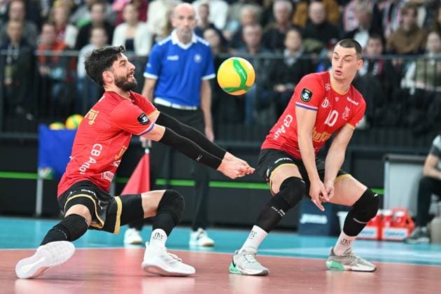Volleyball I Herren I 2023-2024 I CEV Champions League I CLVM68 I SVG Lüneburg - Jihostroj CESKE BUDEJOVICE I 22.11.2023 Ignacio Luengas (5, Jihostroj CeskÃ Budejovice)sicher in der Ballannahme Lüneburg LKH Arena Niedersachsen Deutschland Copyright: xLobeca AndreasxHannigx