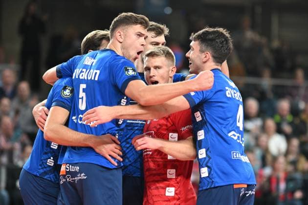 Volleyball I Herren I 2023-2024 I CEV Champions League I CLVM68 I SVG Lüneburg - Jihostroj CESKE BUDEJOVICE I 22.11.2023 Erik Johannes Röhrs (5, SVG Lüneburg) jubelt mit dem Team und animiert das Publikum, Stimmung zu machen Lüneburg LKH Arena Niedersachsen Deutschland Copyright: xLobeca AndreasxHannigx