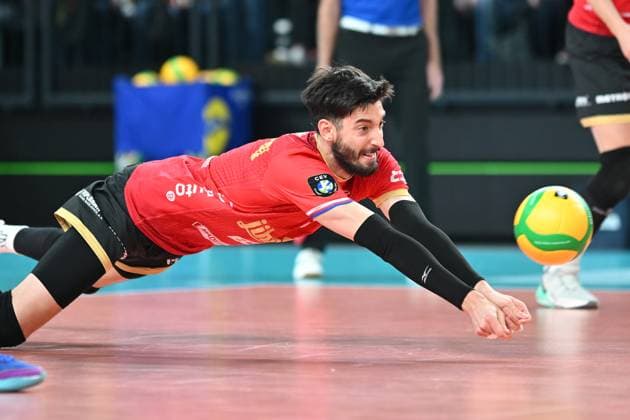 Volleyball I Herren I 2023-2024 I CEV Champions League I CLVM68 I SVG Lüneburg - Jihostroj CESKE BUDEJOVICE I 22.11.2023 Hechtbagger von Ignacio Luengas (5, Jihostroj CeskÃ Budejovice) Lüneburg LKH Arena Niedersachsen Deutschland Copyright: xLobeca AndreasxHannigx