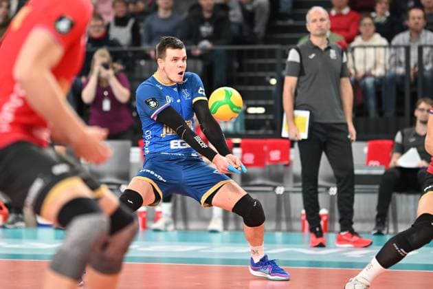 Volleyball I Herren I 2023-2024 I CEV Champions League I CLVM68 I SVG Lüneburg - Jihostroj CESKE BUDEJOVICE I 22.11.2023 Petr Michalek (7, Jihostroj CeskÃ Budejovice) nimmt den ball sicher an - Andrzej Kowal, Headcoach (Jihostroj CeskÃ Budejovice) im Hintergrund Lüneburg LKH Arena Niedersachsen Deutschland Copyright: xLobeca AndreasxHannigx