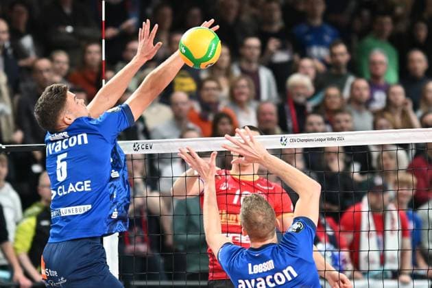 Volleyball I Herren I 2023-2024 I CEV Champions League I CLVM68 I SVG Lüneburg - Jihostroj CESKE BUDEJOVICE I 22.11.2023 ?j10= schlägt am Block von Erik Johannes Röhrs (5, SVG Lüneburg) vorbei - Blake Gregory Leeson (2, SVG Lüneburg) kommt zu spät Lüneburg LKH Arena Niedersachsen Deutschland Copyright: xLobeca AndreasxHannigx