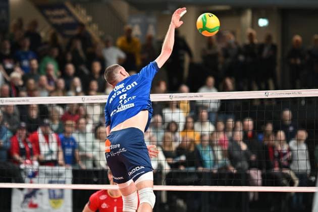 Volleyball I Herren I 2023-2024 I CEV Champions League I CLVM68 I SVG Lüneburg - Jihostroj CESKE BUDEJOVICE I 22.11.2023 Sauber ausgetrickst Jesse William Elser (3, SVG Lüneburg) kann ungeblockt über die Mitte angreifen Lüneburg LKH Arena Niedersachsen Deutschland Copyright: xLobeca AndreasxHannigx