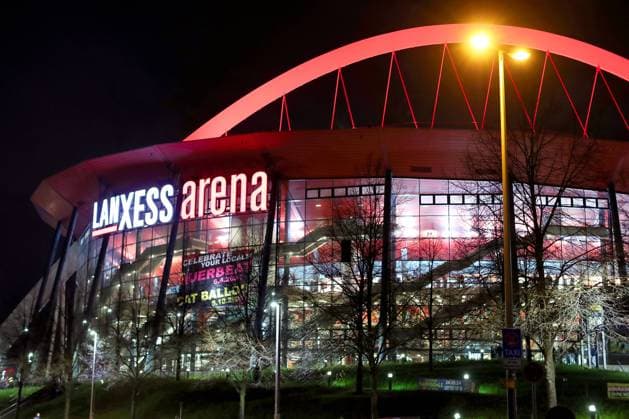 19.11.2023, Köln, Lanxess-Arena abends beleuchtet im Winter Nordrhein-Westfalen Deutschland *** 19 11 2023, Cologne, Lanxess Arena illuminated in the evening in winter North Rhine-Westphalia Germany