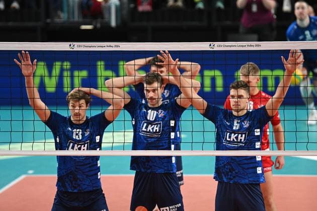 Volleyball I Herren I 2023-2024 I CEV Champions League I CLVM68 I SVG Lüneburg - Jihostroj CESKE BUDEJOVICE I 22.11.2023 Matthew Knigge (13, SVG Lüneburg), Yann Böhme (10, SVG Lüneburg) und Erik Johannes Röhrs (5, SVG Lüneburg) erwarten die Angabe von Jesse William Elser (3, SVG Lüneburg) (Hintergrund Lüneburg LKH Arena Niedersachsen Deutschland Copyright: xLobeca AndreasxHannigx
