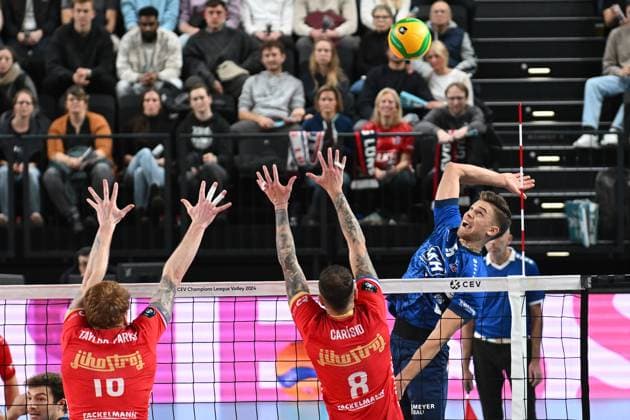 Volleyball I Herren I 2023-2024 I CEV Champions League I CLVM68 I SVG Lüneburg - Jihostroj CESKE BUDEJOVICE I 22.11.2023 Erik Johannes Röhrs (5, SVG Lüneburg) setzt sich am Netz gegen den Doppelblock von Kaloyan Balabanov (10, Jihostroj CeskÃ Budejovice) und Eduardo Carisio (8, Jihostroj CeskÃ Budejovice) durch Lüneburg LKH Arena Niedersachsen Deutschland Copyright: xLobeca AndreasxHannigx