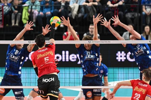 Volleyball I Herren I 2023-2024 I CEV Champions League I CLVM68 I SVG Lüneburg - Jihostroj CESKE BUDEJOVICE I 22.11.2023 Ignacio Luengas (5, Jihostroj CeskÃ Budejovice) durchschlägt den Dreierblock von Matthew Knigge (13, SVG Lüneburg), Yann Böhme (10, SVG Lüneburg) und Erik Johannes Röhrs (5, SVG Lüneburg) Lüneburg LKH Arena Niedersachsen Deutschland Copyright: xLobeca AndreasxHannigx