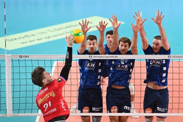 Sport Bilder des Tages Volleyball I Herren I 2023-2024 I CEV Champions League I CLVM68 I SVG Lüneburg - Jihostroj CESKE BUDEJOVICE I 22.11.2023 Josef Lestina (21, Jihostroj CeskÃ Budejovice) kommt erneut nicht am Dreierblock von Yann Böhme (10, SVG Lüneburg), Matthew Knigge (13, SVG Lüneburg) und Jesse William Elser (3, SVG Lüneburg) vorbei Lüneburg LKH Arena Niedersachsen Deutschland Copyright: xLobeca AndreasxHannigx