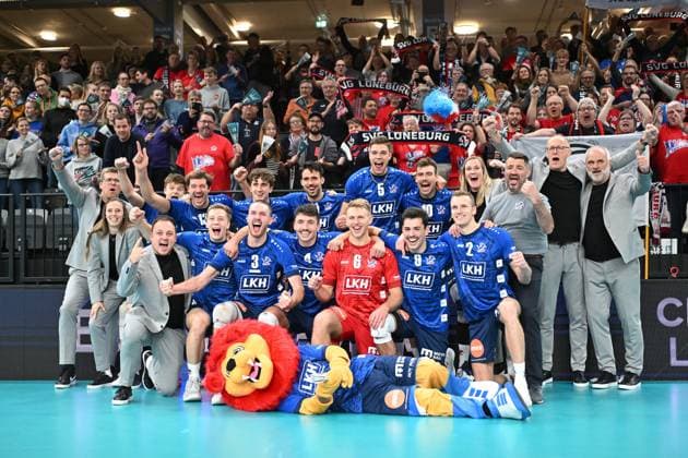 Sport Bilder des Tages Volleyball I Herren I 2023-2024 I CEV Champions League I CLVM68 I SVG Lüneburg - Jihostroj CESKE BUDEJOVICE I 22.11.2023 Siegesfoto, Mannschaftsfoto Gewinn, Championsleague Lüneburg LKH Arena Niedersachsen Deutschland Copyright: xLobeca AndreasxHannigx