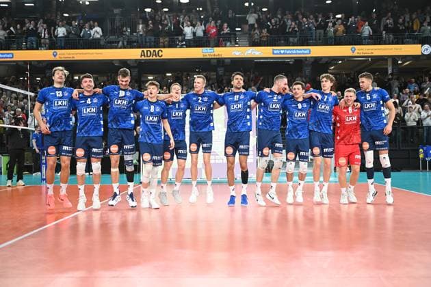 Volleyball I Herren I 2023-2024 I CEV Champions League I CLVM68 I SVG Lüneburg - Jihostroj CESKE BUDEJOVICE I 22.11.2023 Jubel, Freude Glück Sieg - Die Mannschaft SVG Lüneburg tanzt Lüneburg LKH Arena Niedersachsen Deutschland Copyright: xLobeca AndreasxHannigx