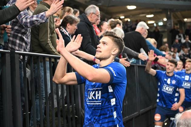 Volleyball I Herren I 2023-2024 I CEV Champions League I CLVM68 I SVG Lüneburg - Jihostroj CESKE BUDEJOVICE I 22.11.2023 Erik Johannes Röhrs (5, SVG Lüneburg) MVP feiert mit den Fans Lüneburg LKH Arena Niedersachsen Deutschland Copyright: xLobeca AndreasxHannigx
