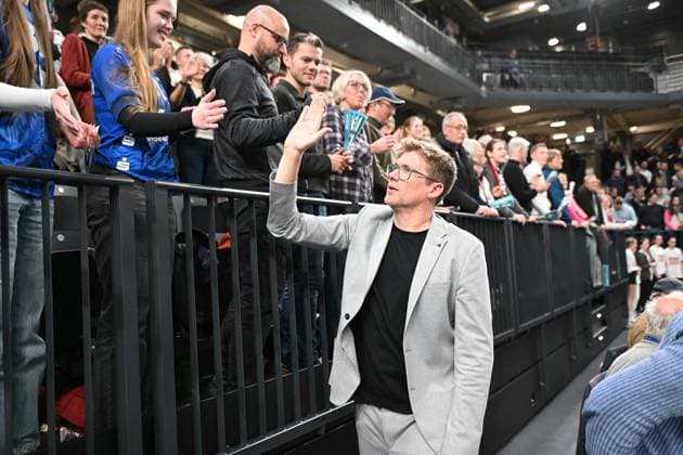 Volleyball I Herren I 2023-2024 I CEV Champions League I CLVM68 I SVG Lüneburg - Jihostroj CESKE BUDEJOVICE I 22.11.2023 Stefan Hübner (SVG Lüneburg) feiert mit den Fans Lüneburg LKH Arena Niedersachsen Deutschland Copyright: xLobeca AndreasxHannigx