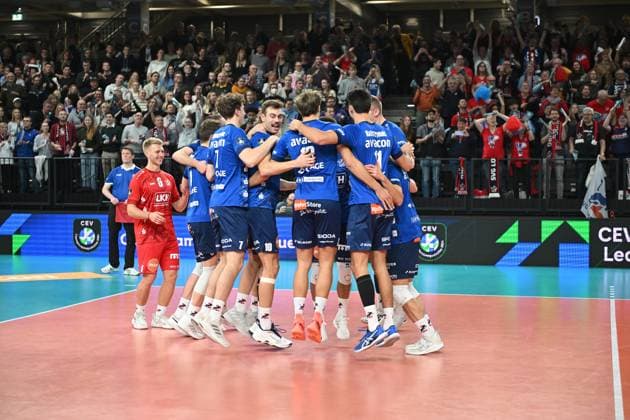 Volleyball I Herren I 2023-2024 I CEV Champions League I CLVM68 I SVG Lüneburg - Jihostroj CESKE BUDEJOVICE I 22.11.2023 Ausgelassen feiert die Mannschaft SVG Lüneburg Ihren ersten Sieg in der Champions League Lüneburg LKH Arena Niedersachsen Deutschland Copyright: xLobeca AndreasxHannigx
