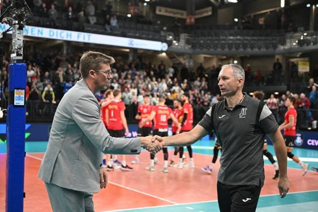 Volleyball I Herren I 2023-2024 I CEV Champions League I CLVM68 I SVG Lüneburg - Jihostroj CESKE BUDEJOVICE I 22.11.2023 Andrzej Kowal, Headcoach (Jihostroj CeskÃ Budejovice) gratuliert Stefan Hübner (SVG Lüneburg) Lüneburg LKH Arena Niedersachsen Deutschland Copyright: xLobeca AndreasxHannigx